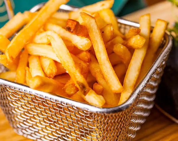 Frites dorées dans un panier