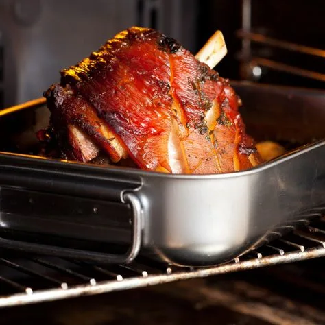 Jarret de porc rôti au four, peau dorée et croustillante