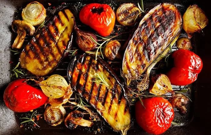 Aubergines, poivrons, oignons et champignons grillés au romarin
