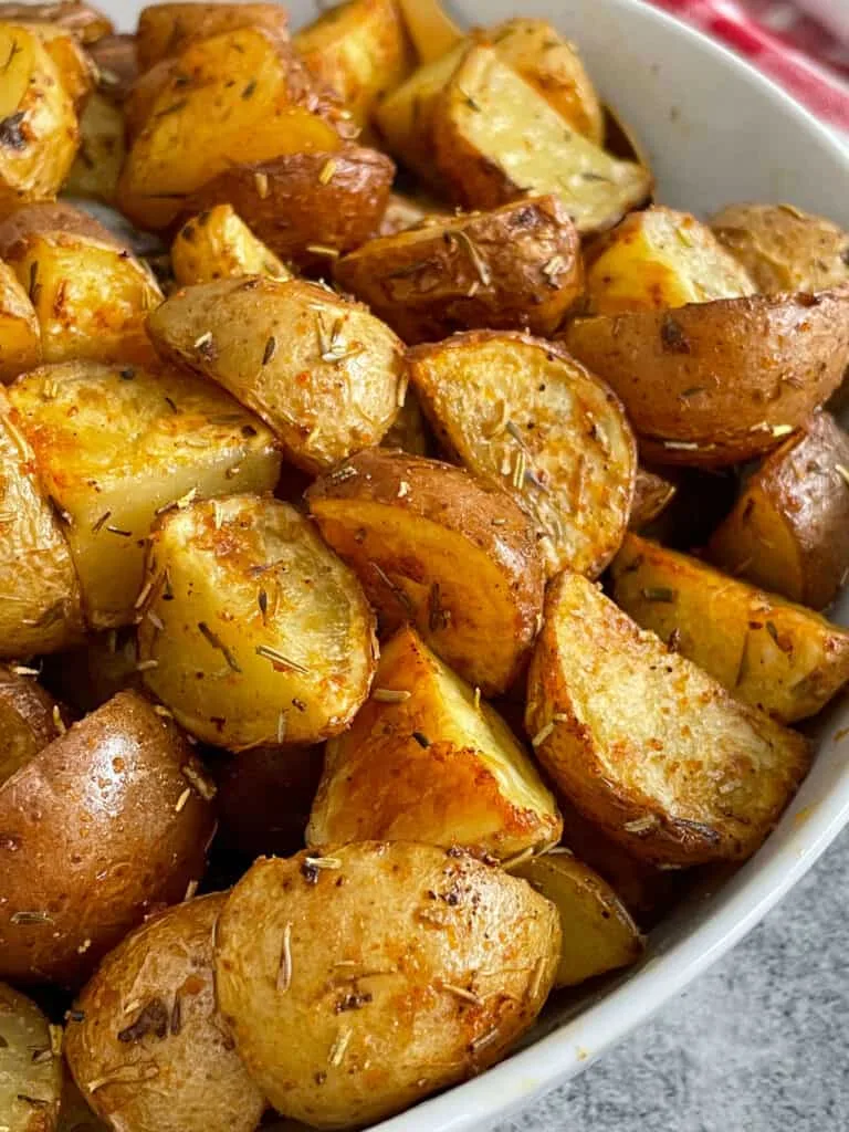Pommes de terre rôties au romarin dans un plat de service