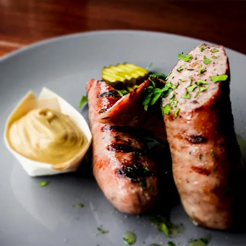 Saucisse de Toulouse grillée, moutarde et cornichon