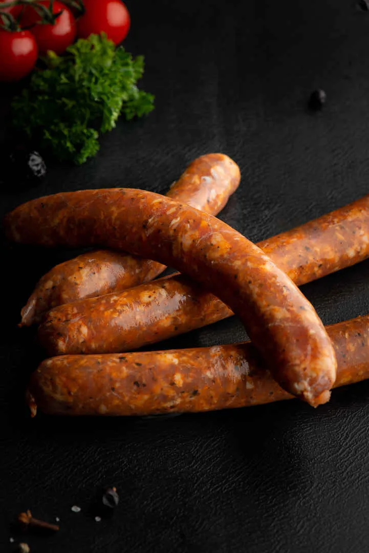 Saucisses au piment d'Espelette, tomates cerises et persil