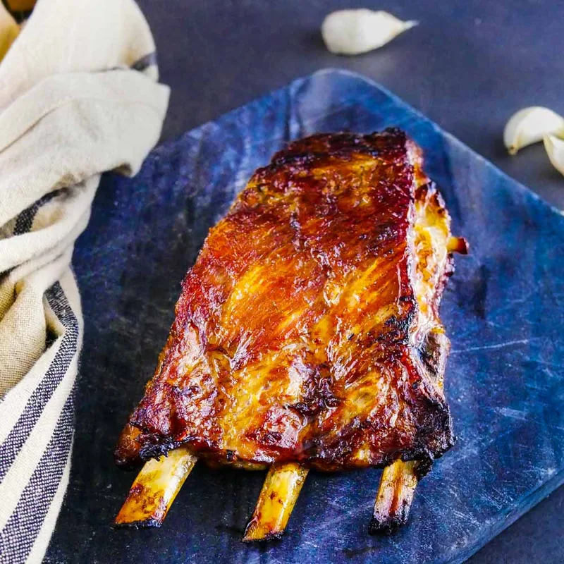 Travers de porc rôti et caramélisé, servi sur planche