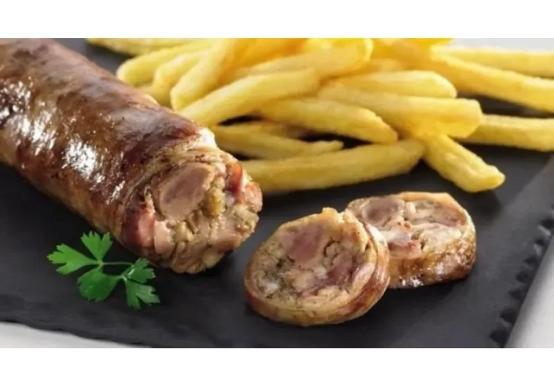 Andouillette à la fraise de veau grillée, servie avec des frites