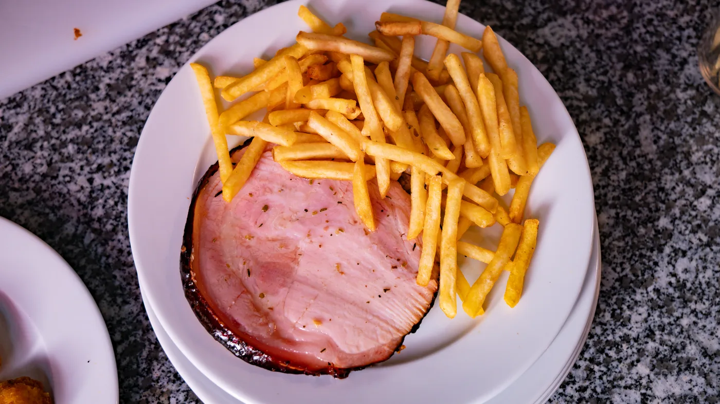 Assiette de jambon braisé caramélisé et frites