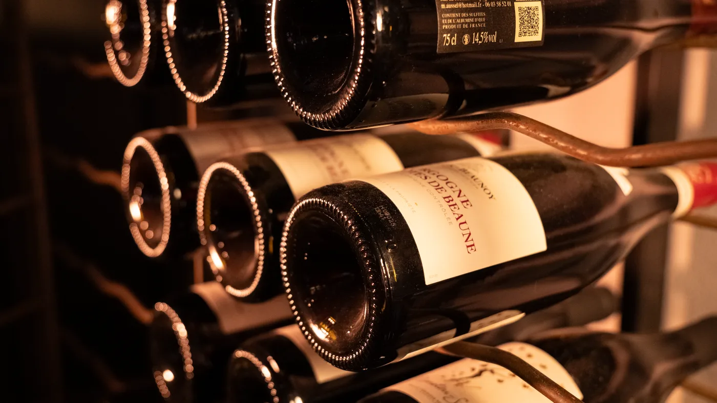 Bouteilles de vin couchées dans la cave, étiquette Bourgogne Côtes de Beaune