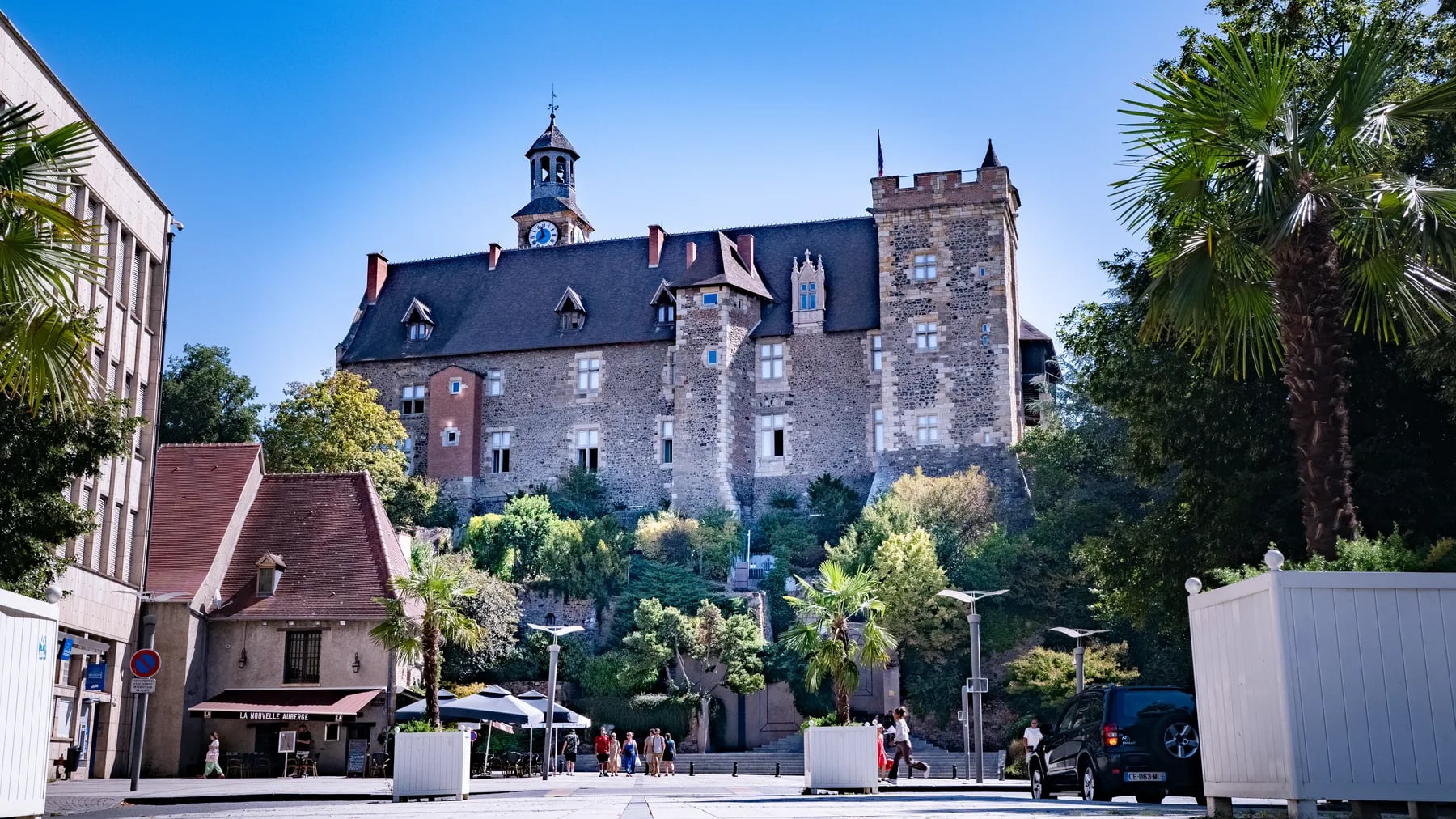 Le château des ducs de Bourbon dominant le centre de Montluçon